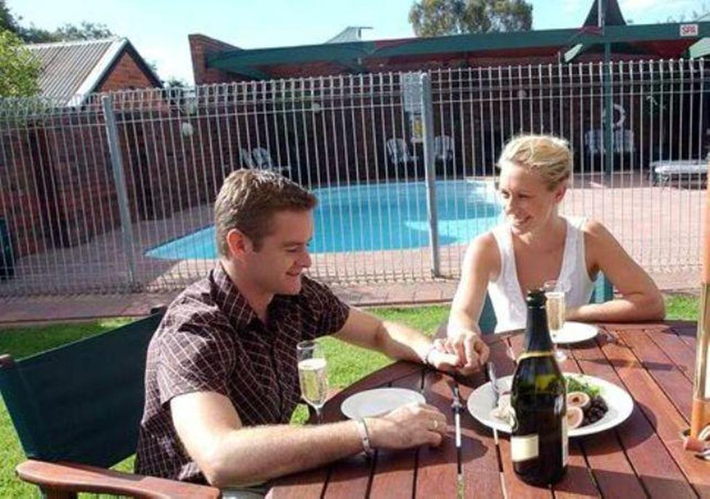 Echuca Nirebo Motel Bagian luar foto